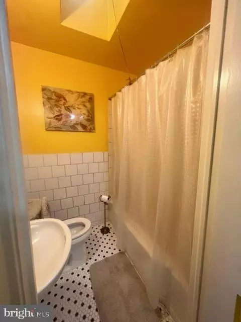 Bath - 3911 Brehms Ln, Baltimore, MD 21213 photo 2 of 2