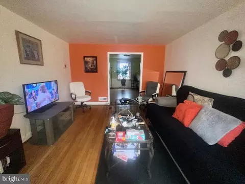 Living - 3911 Brehms Ln, Baltimore, MD 21213 photo 3 of 5