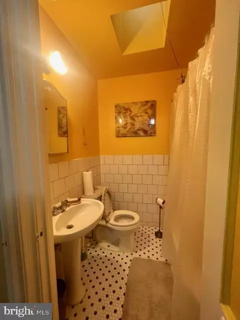 Bath - 3911 Brehms Ln, Baltimore, MD 21213 photo 1 of 2