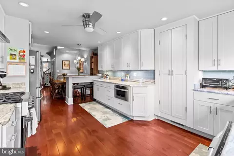 Entry Way - 642 E Fort Ave, Baltimore, MD 21230 photo 4 of 5