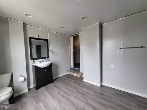 Bath - 1209 Scott St, Baltimore, MD 21230 photo 3 of 5
