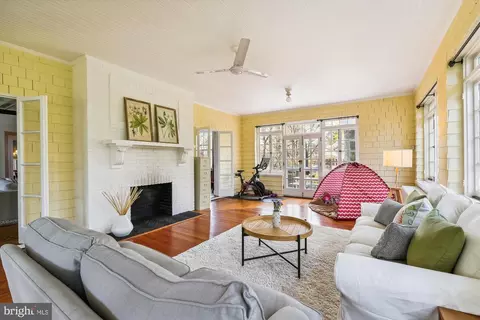 Living - 205 Ridgewood Rd, Baltimore, MD 21210 photo 5 of 9