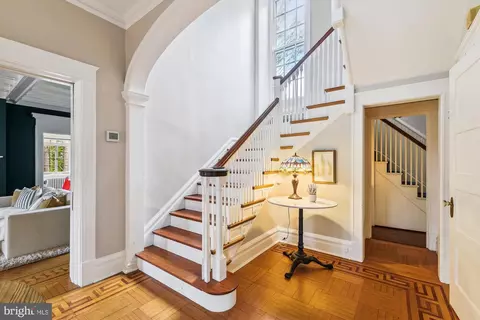 Entry Way - 205 Ridgewood Rd, Baltimore, MD 21210 photo 4 of 7