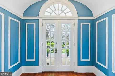 Entry Way - 205 Ridgewood Rd, Baltimore, MD 21210 photo 1 of 7