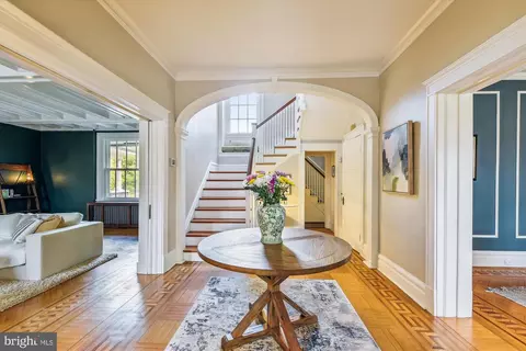 Entry Way - 205 Ridgewood Rd, Baltimore, MD 21210 photo 3 of 7