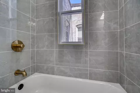 Bath - 1645 Ruxton Ave, Baltimore, MD 21216 photo 8 of 14