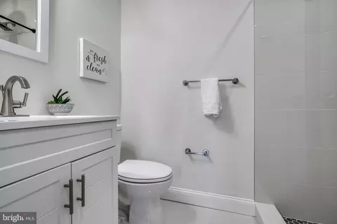 Bath - 1645 Ruxton Ave, Baltimore, MD 21216 photo 2 of 14
