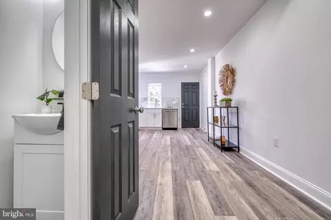 Entry Way - 1645 Ruxton Ave, Baltimore, MD 21216 photo 10 of 17