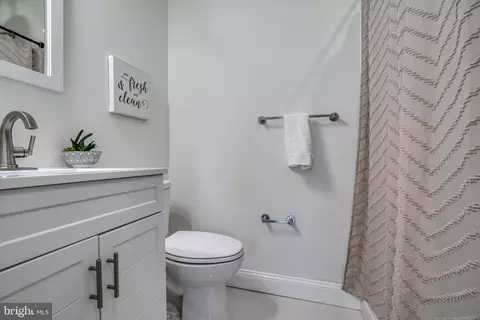 Bath - 1645 Ruxton Ave, Baltimore, MD 21216 photo 1 of 14