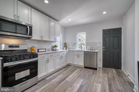 Entry Way - 1645 Ruxton Ave, Baltimore, MD 21216 photo 8 of 17