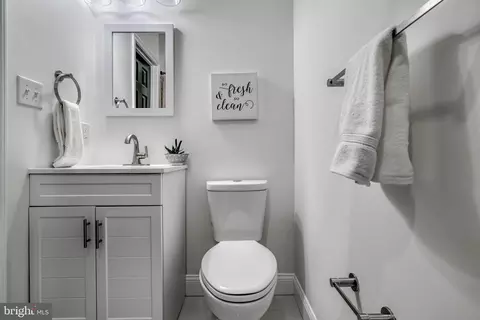 Bath - 1645 Ruxton Ave, Baltimore, MD 21216 photo 5 of 14