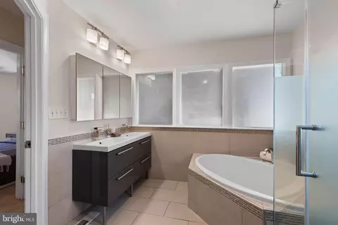 Bath - 637 Stirling St, Baltimore, MD 21202 photo 3 of 5