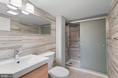 Bath - 637 Stirling St, Baltimore, MD 21202 photo 4 of 5