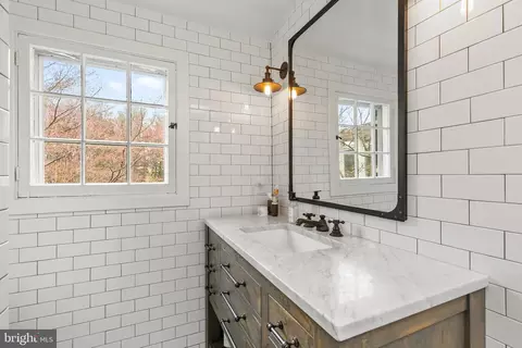 Bath - 300 Kerneway, Baltimore, MD 21212 photo 1 of 3