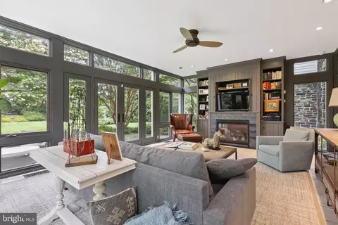 Living - 300 Kerneway, Baltimore, MD 21212 photo 6 of 8