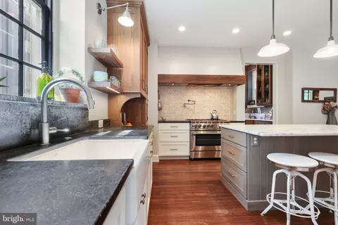 Kitchen - 300 Kerneway, Baltimore, MD 21212 photo 3 of 5