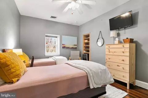 Bedroom - 300 Kerneway, Baltimore, MD 21212 photo 6 of 8