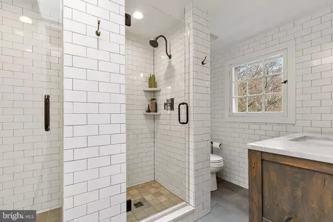 Bath - 300 Kerneway, Baltimore, MD 21212 photo 3 of 3