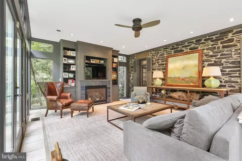 Living - 300 Kerneway, Baltimore, MD 21212 photo 7 of 8