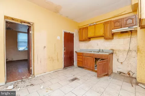 Entry Way - 2822 Rayner Ave, Baltimore, MD 21216 photo 5 of 7