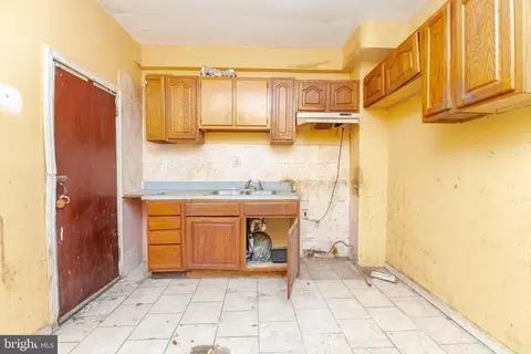 Entry Way - 2822 Rayner Ave, Baltimore, MD 21216 photo 6 of 7