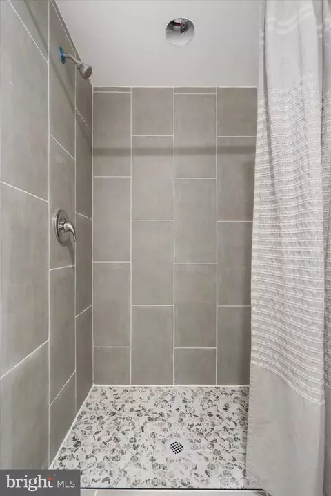 Bath - 1012 Andover Rd, Baltimore, MD 21218 photo 2 of 4