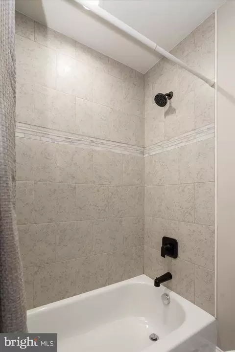 Bath - 3927 Stokes Dr, Baltimore, MD 21229 photo 3 of 4