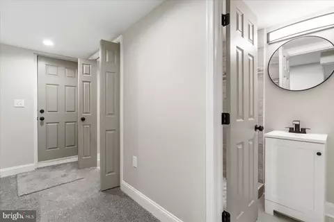 Entry Way - 3927 Stokes Dr, Baltimore, MD 21229 photo 3 of 4