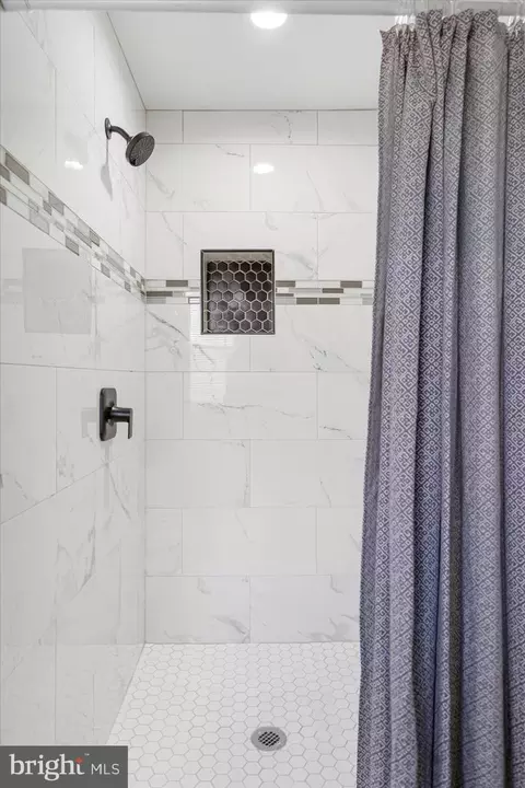 Bath - 3927 Stokes Dr, Baltimore, MD 21229 photo 4 of 4