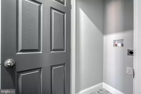 Entry Way - 1420 E Lanvale St, Baltimore, MD 21213 photo 6 of 7