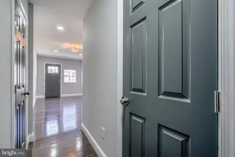 Entry Way - 1420 E Lanvale St, Baltimore, MD 21213 photo 4 of 7