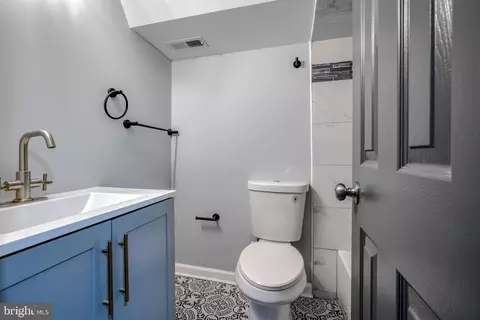 Bath - 1420 E Lanvale St, Baltimore, MD 21213 photo 12 of 14