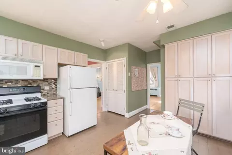 Entry Way - 2403 Pelham Ave, Baltimore, MD 21213 photo 3 of 6