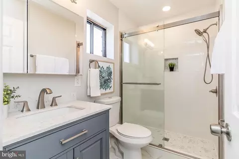 Bath - 933 Stubblefield Ln, Baltimore, MD 21202 photo 3 of 4