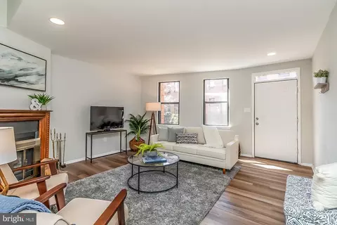 Living - 933 Stubblefield Ln, Baltimore, MD 21202 photo 3 of 4