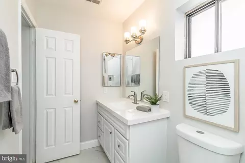 Bath - 933 Stubblefield Ln, Baltimore, MD 21202 photo 2 of 4