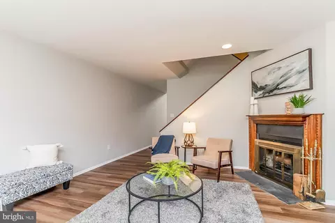 Living - 933 Stubblefield Ln, Baltimore, MD 21202 photo 2 of 4