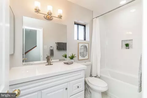 Bath - 933 Stubblefield Ln, Baltimore, MD 21202 photo 1 of 4