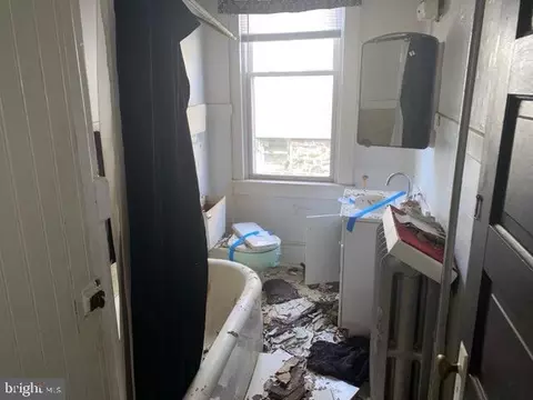 Bath - 804 Walnut Ave, Baltimore, MD 21229 photo 1 of 1