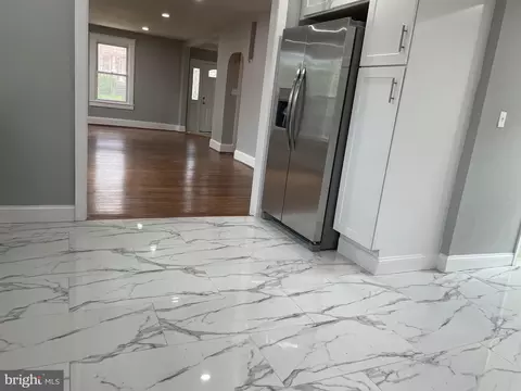 Entry Way - 6003 Edna Ave, Baltimore, MD 21214 photo 3 of 13