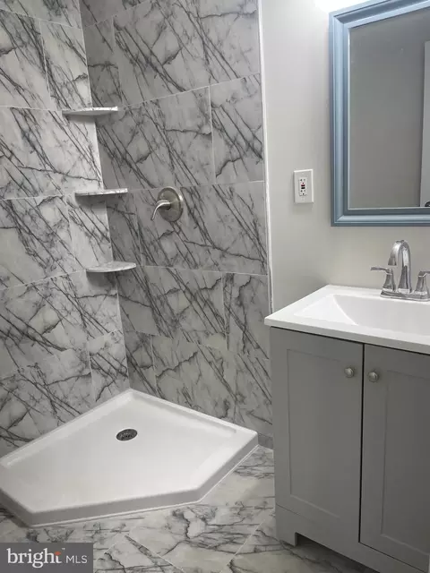 Bath - 6003 Edna Ave, Baltimore, MD 21214 photo 3 of 10