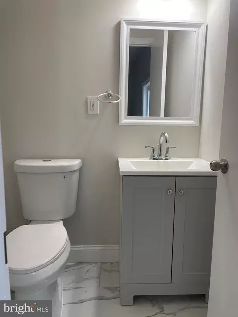 Bath - 6003 Edna Ave, Baltimore, MD 21214 photo 5 of 10