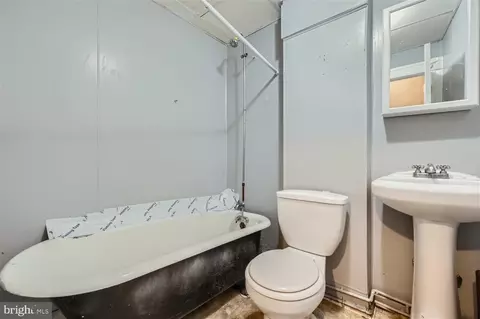 Bath - 719 N Streeper St, Baltimore, MD 21205 photo 1 of 2