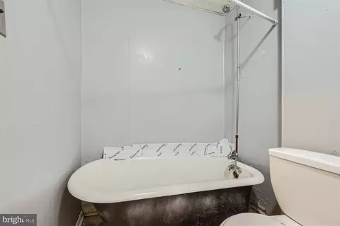 Bath - 719 N Streeper St, Baltimore, MD 21205 photo 2 of 2