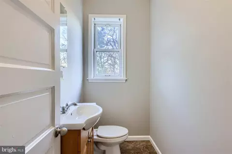 Bath - 3911 Parkside Dr, Baltimore, MD 21206 photo 1 of 2