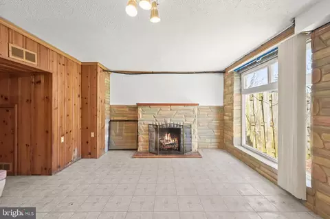 Living - 5305 Lothian Rd, Baltimore, MD 21212 photo 4 of 4