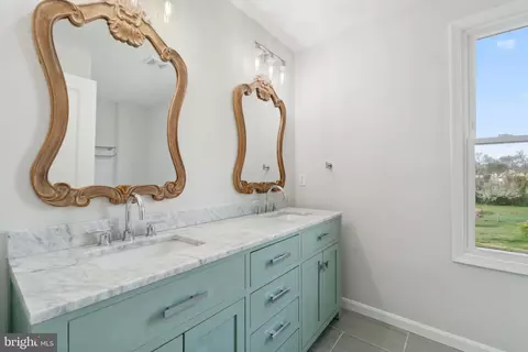 Bath - 4309 Springwood Ave, Baltimore, MD 21206 photo 2 of 6