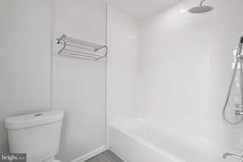 Bath - 4309 Springwood Ave, Baltimore, MD 21206 photo 3 of 6