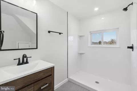 Bath - 4309 Springwood Ave, Baltimore, MD 21206 photo 5 of 6