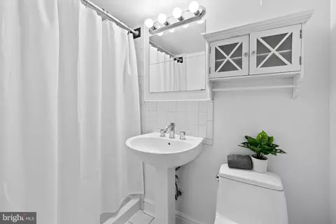 Bath - 1711 William St, Baltimore, MD 21230 photo 1 of 2